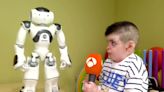 Leo, un niño de 10 años con una enfermedad rara al que la inteligencia artificial ha cambiado la vida