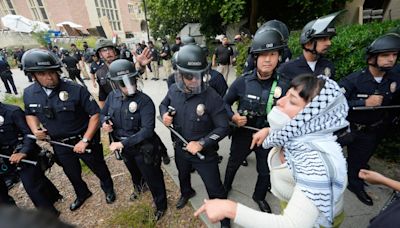 Operativo de la policía en UCLA contra campamento pro-Palestina - La Opinión