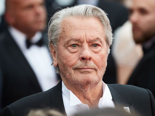 Alain Delon : d’émouvant clichés postés par Anthony et Anouchka, qui invoque Céline Dion dans un message lourd de sens