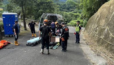 43人健行團攀東勢格越嶺步道出意外 老翁命危送醫