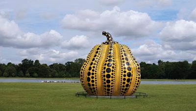 Yayoi Kusama expone una enorme calabaza en el centro de Londres