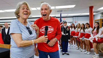 “Eres una leyenda”: después de 65 años, este asesor de la secundaria Coral Gables se jubila