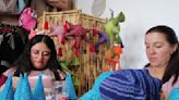 Mujeres artesanas convierten sus telares en piñatas navideñas