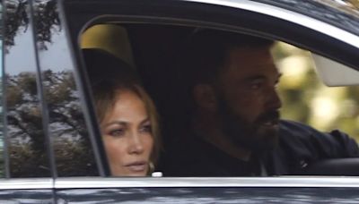 Jennifer Lopez y Ben Affleck fueron vistos “a los besos y tomados de la mano” en su primer encuentro tras el divorcio