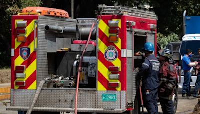 Bomberos en Venezuela salvan vidas en precarias condiciones