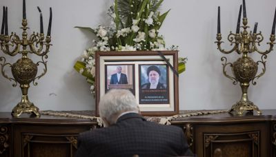 Funcionarios y embajadores rindieron homenaje a Raisi en la Embajada de Irán en Venezuela