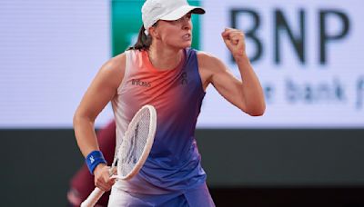 Iga Swiatek overcomes Naomi Osaka at French Open