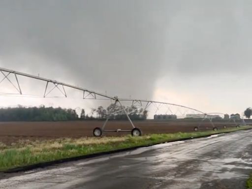 Rare “Multiple Vortexes” tornado strikes Michigan, video shows