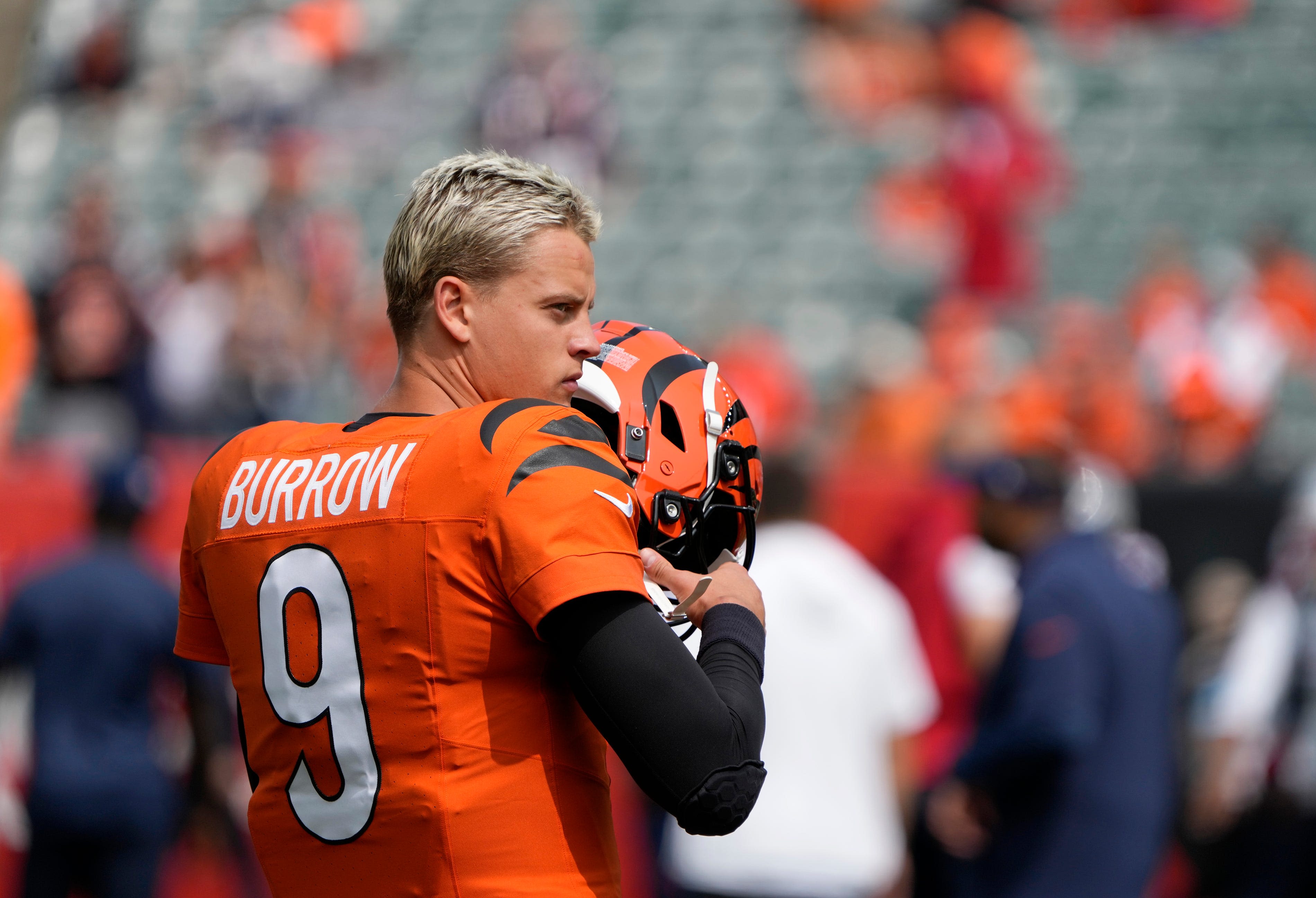 Joe Burrow laughs off the viral water bottle video concerning fans about his wrist