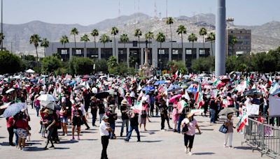 Exigen respeto al voto con concentración de Marea Rosa en Plaza Mayor de Torreón