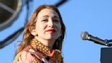 Regina Spektor: la humorada sobre Dios y un disco en el que retoma su irresistible pop barroco y nostálgico