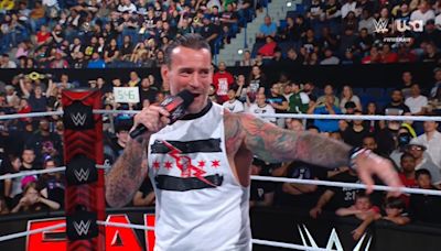 CM Punk en WWE RAW: 'Drew McIntyre rezó por mi lesión, y yo le partiré la cara'