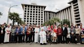 En su visita a la mayor mezquita del sudeste asiático, el papa dice que la lucha contra el cambio climático y el extremismo religioso son una causa común