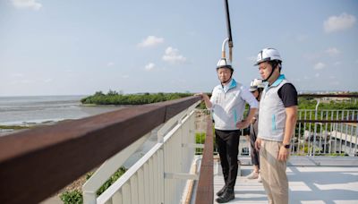 颱風後修復完成｜邱臣遠視察香山濕地賞蟹步道與海洋教育中心