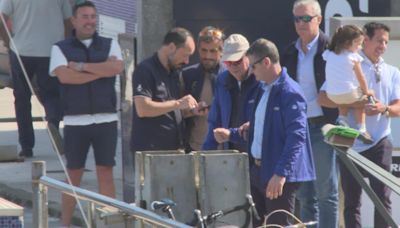 Juan Carlos I se deja ver por el puerto deportivo de Sanxenxo, pero no compite en el primer día de regata