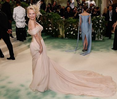 Pamela Anderson: Für ihre Met-Gala-Premiere trägt sie wieder Make-up