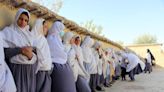 Los talibanes confirman el envenenamiento de 79 mujeres en una escuela de Afganistán