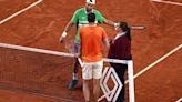 Escándalo en Roland Garros: un tenista le propuso a su rival cambiar a la jueza en pleno partido y el diálogo se escuchó en todo el estadio