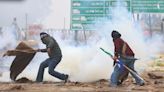 La policía dispara gases lacrimógenos contra agricultores indios que marchan hacia la capital