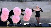 Le « truc en plumes » de Lady Gaga aux JO de Paris 2024 désormais visible à la Galerie Dior