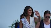 Con este elegante look, la Miss Universo recibe las llaves de la ciudad de Sweetwater, Florida