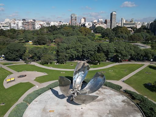 La Floralis Genérica de Buenos Aires comienza a "florecer" después del temporal