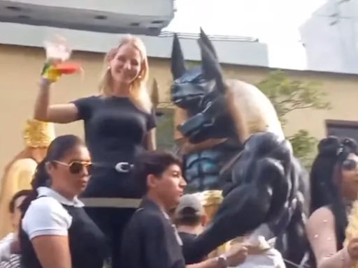 La primera dama de Ecuador apareció por sorpresa en el desfile del orgullo LGBT en Guayaquil