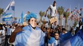 Los polémicos "hinchas falsos" que están animando el Mundial de Qatar 2022