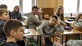 En un aula de Kiev se escuchan gritos de ayuda de niños marcados por la guerra