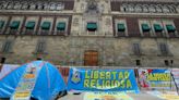 VIDEO Grupo provida inicia huelga de hambre frente a Palacio Nacional, en medio de "ataque" de normalistas