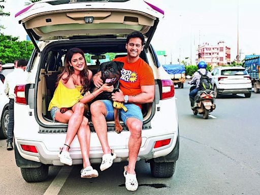 Nothing like a long-drive with RD Burman and Kishore Kumar songs playing in the background, say Nussrat Jahan and Yash Daasguptaa | Bengali Movie News - Times of India
