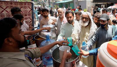 Médicos en Pakistán atienden a cientos de personas por una ola de calor