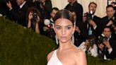 Emily Ratajkowski just rocked chic bedhead hair in new topless picture