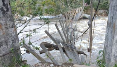 Un muerto, dos heridos y cinco desaparecidos dejó la caída de un vehículo tipo campero en un río del Tolima