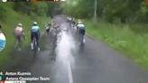 Terrible caída en el Dauphiné con Evenepoel, Ayuso y Roglic afectados... - MarcaTV