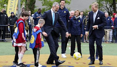 El partido bajo la lluvia de Felipe VI en un Cruyff Court con niños con discapacidad