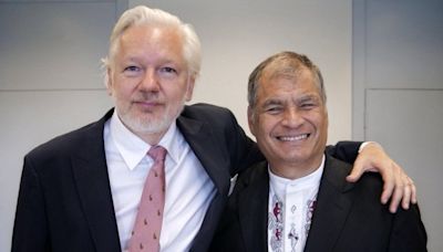 Rafael Correa se encuentra con Julian Assange a 12 años de concederle asilo en la embajada ecuatoriana en Londres | CNN