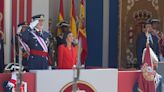 Los reyes Felipe VI y Letizia presiden el desfile del Día de las Fuerzas Armadas ante miles de personas en Oviedo