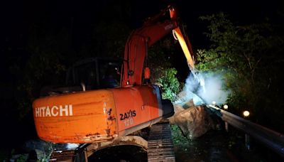 三峽北114線道路清晨4：30分搶通 抗癌鬥士冒雨搏鬥令人感動