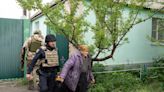 La policía se apresura a rescatar a los residentes de una ciudad fronteriza ucraniana amenazada por el avance ruso