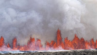 En fotos: impactantes imágenes de la erupción del volcán que amenaza a un pueblo en Islandia