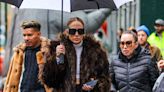 Jennifer López detiene el tráfico en Nueva York con su abrigo de pieles ¡y gafas de sol!