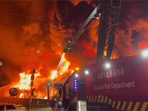 桃園楊梅鐵皮工廠大火「烈火狂燒」 警消出動「美洲豹」灌救