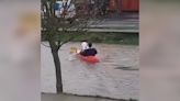 Jóvenes recrean canales de Venecia tras intensas lluvias en Concepción - La Tercera