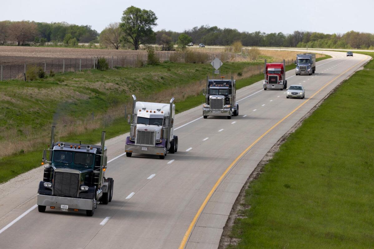 Iowa trucker’s funeral draws hundreds