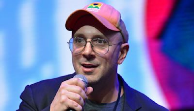 ‘Blue’s Clues’ Star Steve Burns Gives Fans ‘Chills’ at College Commencement: ‘The Graduation Speech Everyone Deserves’