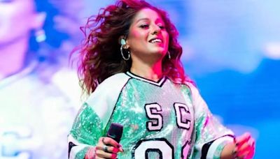 Sunidhi Chauhan Addresses Bottle-Throwing Incident While Performing In Dehradun; 'Yeh Kya Ho Raha Ha?' - Watch