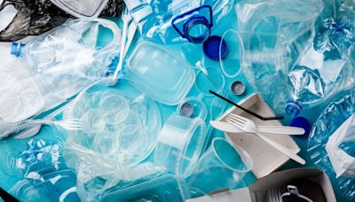 ¿Cuánto plástico hay en los alimentos que consumes? Mucho más de lo que crees, según los expertos