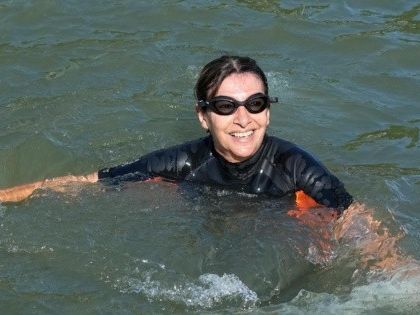 Alcaldesa de París se baña en las aguas del río Sena