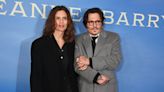 Diretora se pronuncia após dizer que foi 'difícil filmar' com Johnny Depp e que 'equipe tinha medo dele': 'Ele é um gênio'